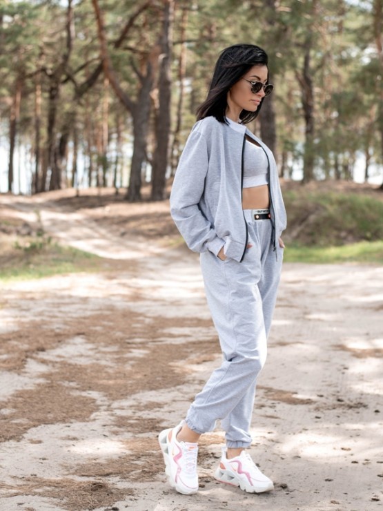 Жіночий спортивний костюм-трійка з коротким топом, брюками та бомбером - "Б'янка" - сірий крейда Жіночий спортивний костюм-трійка з коротким топом, брюками та бомбером - "Б'янка" - сірий крейда 1