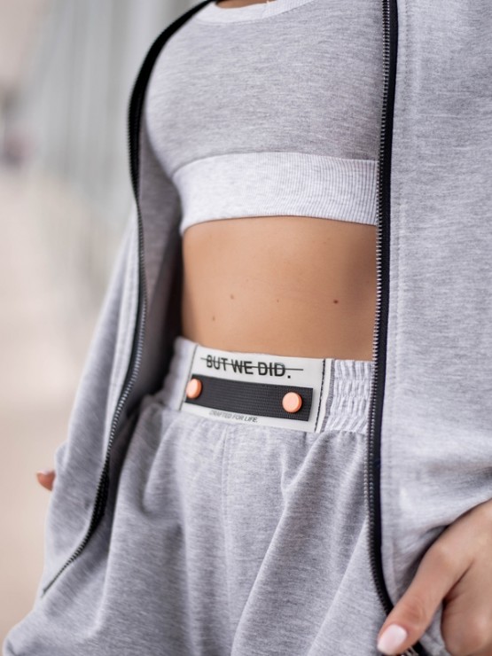 Жіночий спортивний костюм-трійка з коротким топом, брюками та бомбером - "Б'янка" - сірий крейда Жіночий спортивний костюм-трійка з коротким топом, брюками та бомбером - "Б'янка" - сірий крейда 5