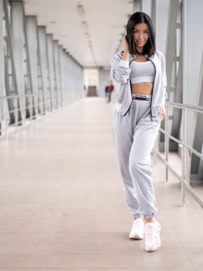 Жіночий спортивний костюм-трійка з коротким топом, брюками та бомбером - "Б'янка" - сірий крейда Жіночий спортивний костюм-трійка з коротким топом, брюками та бомбером - "Б'янка" - сірий крейда